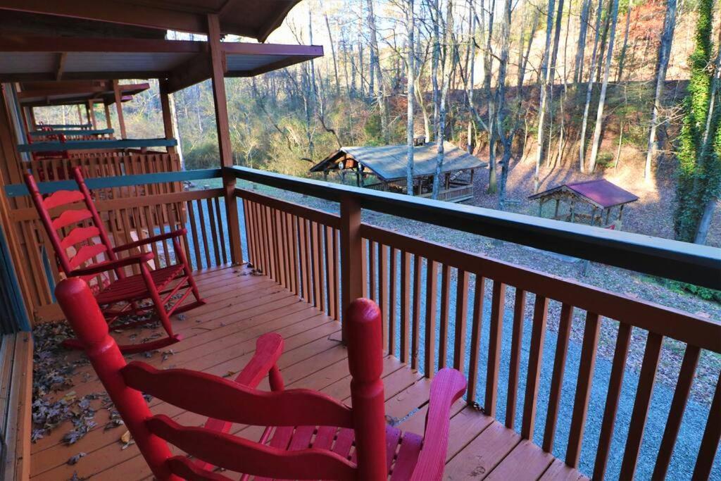 Amazing Cabin Fireplace And Stream #11 Helen Exterior photo